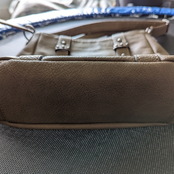 Fiorelli vegan leather tan coloured shoulder bag. - Picture 3 of 6